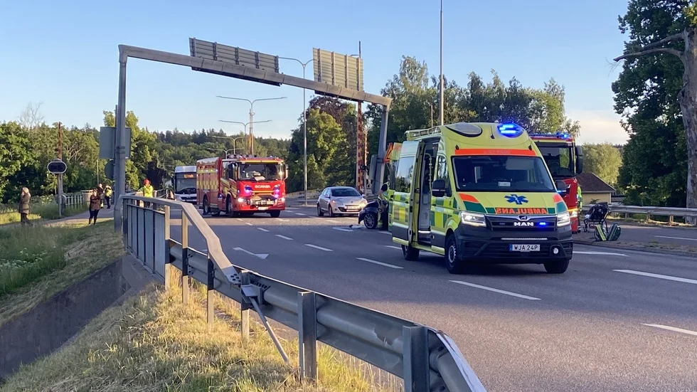 Olyckan skedde på Vadstenavägen i Motala en kväll i juni i år. Föraren blev lindrigt skadad medan passageraren skadades allvarligt och behövde opereras.