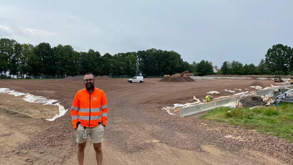 Marcin Tabisz, kommunens ansvarige för konstgräsbygget på Borens IP, träffade Sporten på anläggningen för tre veckor sedan. Nu utreder kommunen dagvattenhanteringen tillsammans med entreprenören. Därför står bygget stilla just nu.