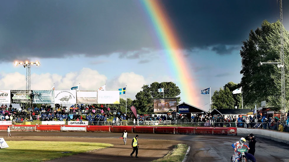 Speedway 2016. I augusti för åtta år sedan kunde Duntebergets motorstadion se så här vacker ut när det kördes om SM-medaljer. Piraterna kan nu återigen köra om de stora matcherna. Seger mot Indianerna betyder kamp om medaljer för första gången på åtta år.
