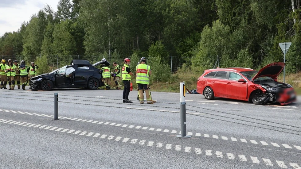 En bil har blivit påkörd i hög hastighet på väg 288.