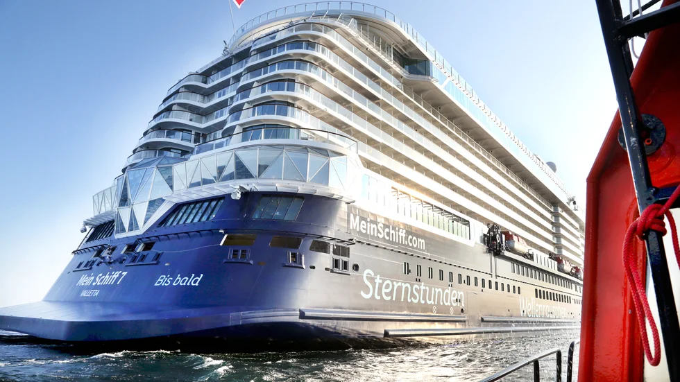 Mein Schiff 7 angör kryssningskajen i Visby.