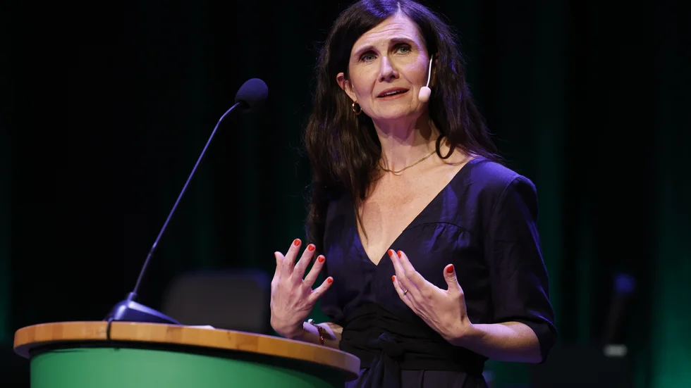 Märta Stenevis avgång beror på att hon inte förmått skapa en god arbetsmiljö på Miljöpartiets kansli och utan förtroende från sin personal kan hon inte heller leda partiet. 