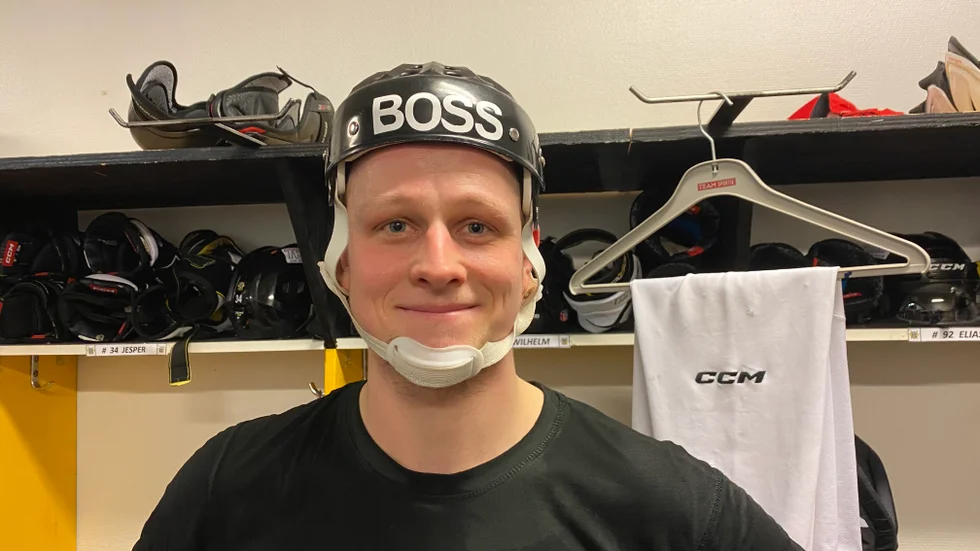 Wilhelm Wadström fick den speciella hjälmen av lagkamraterna, som bäst i hemmamatchen mot Skara IK. Motala AIF ångar på mot playoff.