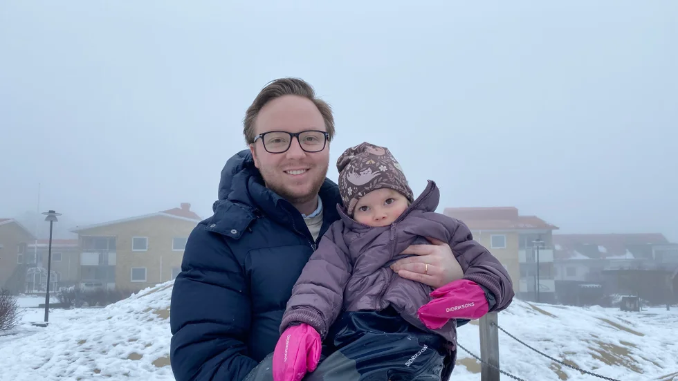 Lucas Andersson med dottern Iris, snart 4 år, leker i Stadsparken i Västervik.