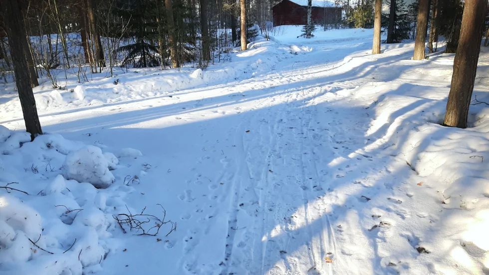 Vid vattenverket i Drängsmark har det i samband med problemet forsat vatten ur en pump vilket skapat en isbana över vägen.