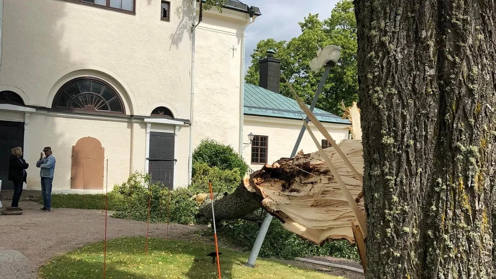 Under söndagens gudstjänst föll en stor trädgren på Västra Vingåkers kyrka. 