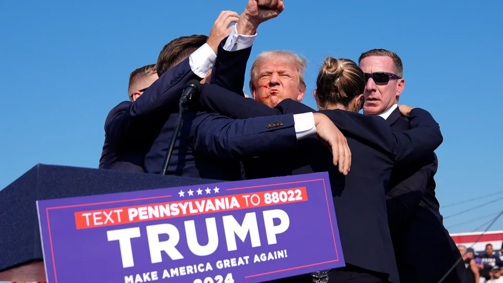 Donald Trump efter att han träffats av en kula i örat vid ett kampanjmöte.