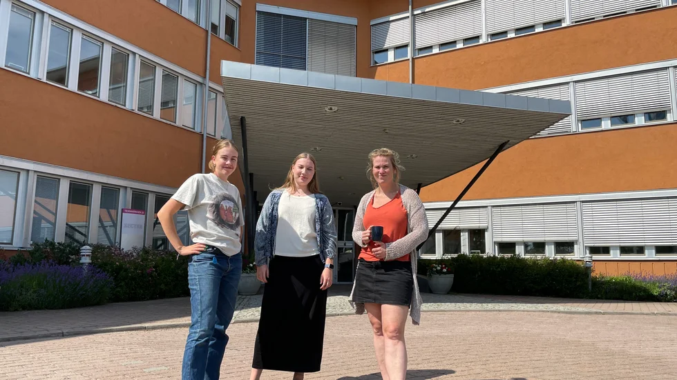 Ellen Lindahl (till vänster), Alice Kardfall (i mitten) och Maria Wågberg (till höger) jobbar på det medicintekniska företaget Sectra i Linköping. Direkt efter gymnasiet sökte Ellen Lindahl och Alice Kardfall till praktikprogrammet Tekniksprång, som verkar för att få fler ungdomar att bli intresserade av intresserade att läsa en högre, teknisk utbildning. Genom Tekniksprång fick tjejerna en avlönad praktik på Sectra. 