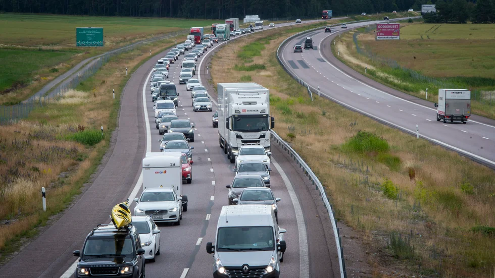 Det blev trafikkaos på E4 söderut efter ett beläggningsarbete som påbörjades under måndagen. 