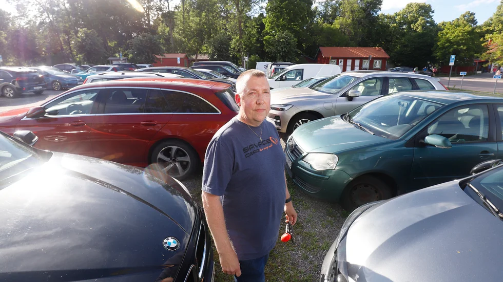 Kjell Hedqvist, som hyr ut båtar och arrangerar turer på sjön, har lämnat flera förslag till kommunen som skulle kunna förbättra parkeringssituationen i Sundbyholm.