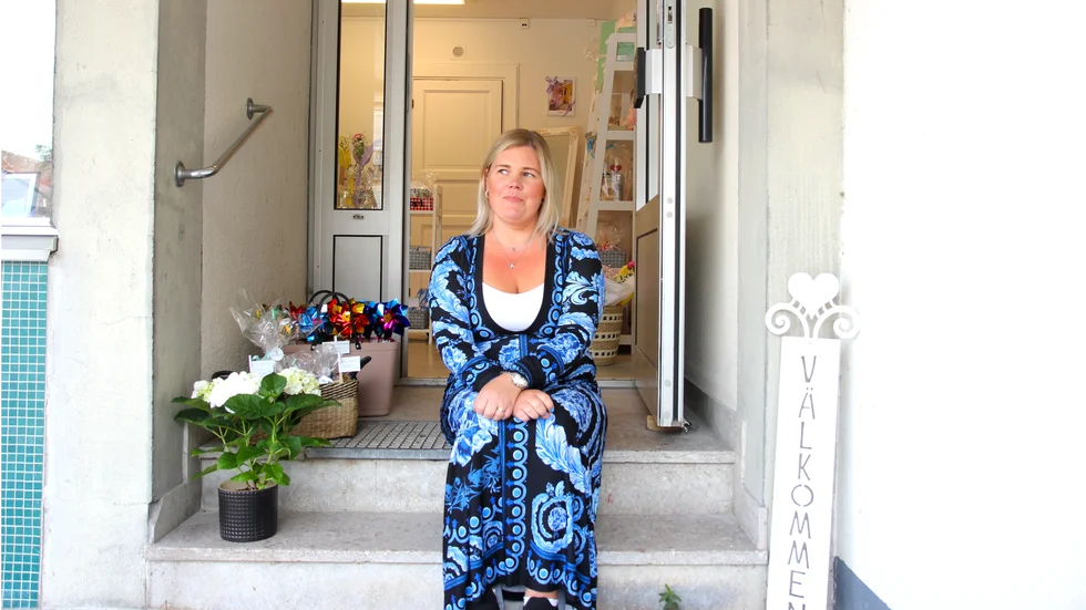 Niina Rejment sitter framför sin nyöppnade presentbutik i Klintehamn. Det är första gången hon är egenföretagare. Som råd till den som funderar på att starta eget säger hon att "man lever bara en gång, kör!".