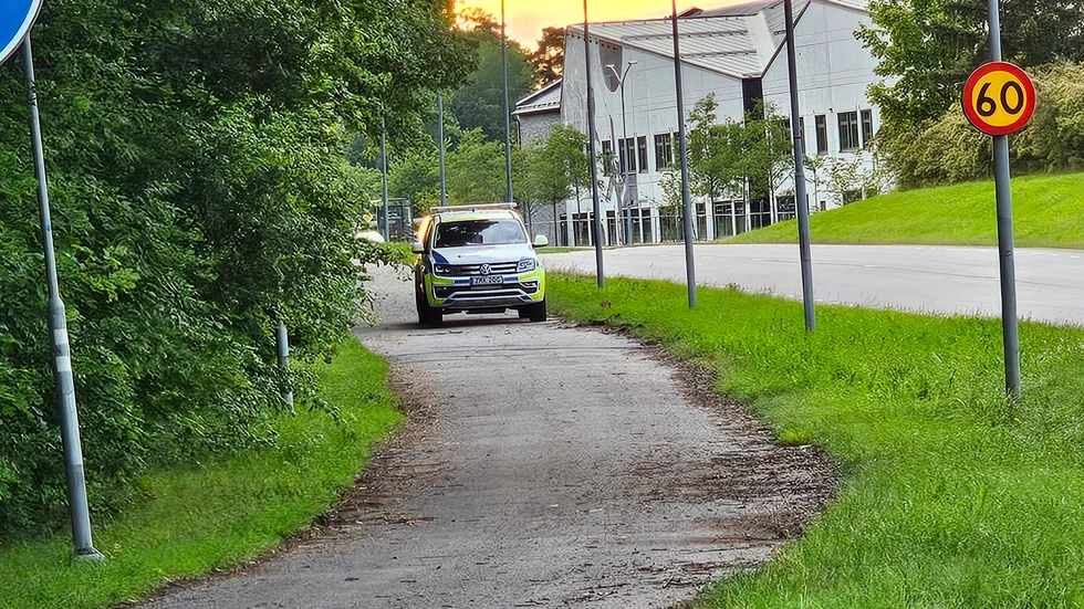Polisen på plats på Lidaleden i sökandet efter den misstänkte MC-föraren.