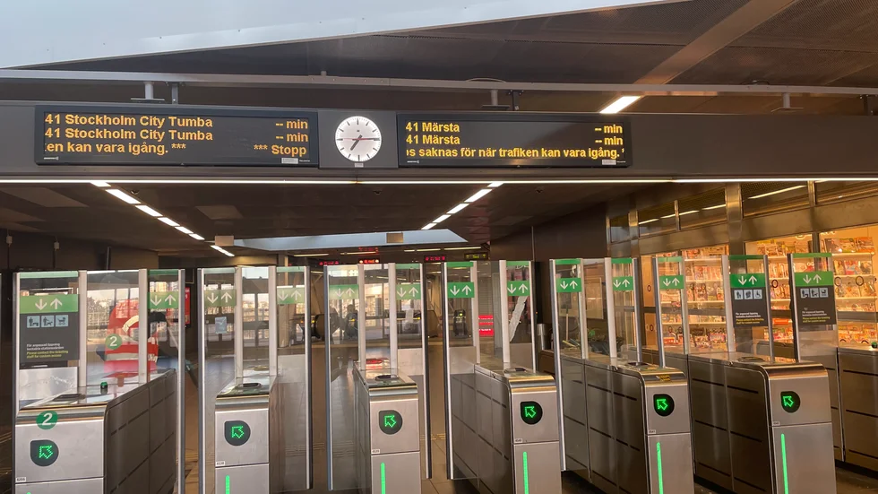 Brand i Solna stoppar pendeltågstrafiken på måndagsmorgonen.