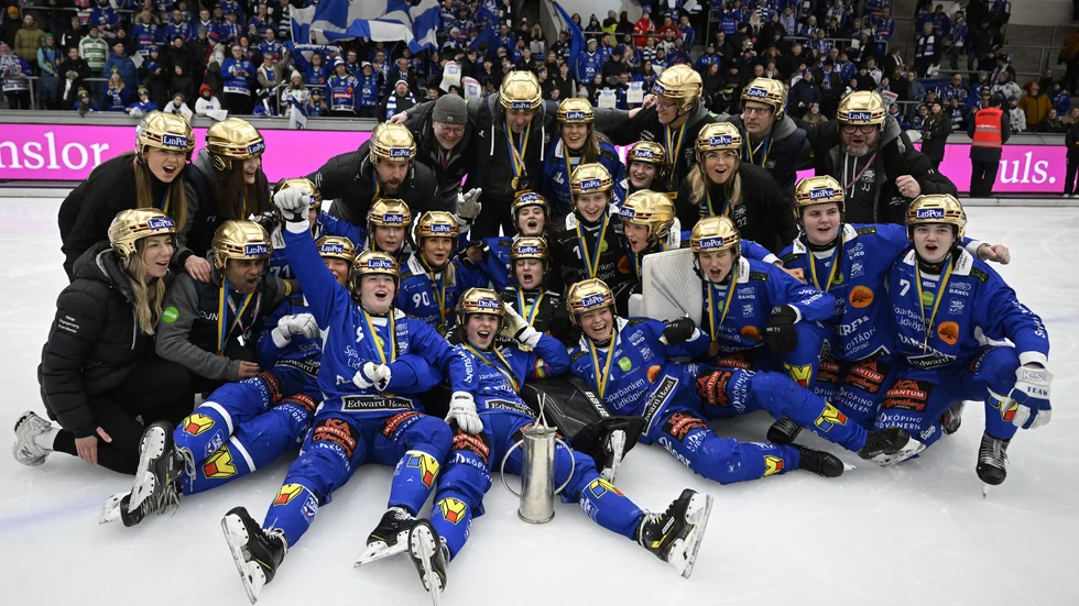 Villa Lidköping jublar efter att ha blivit svenska mästare under damernas SM-final i bandy mot Västerås i ABB arena.