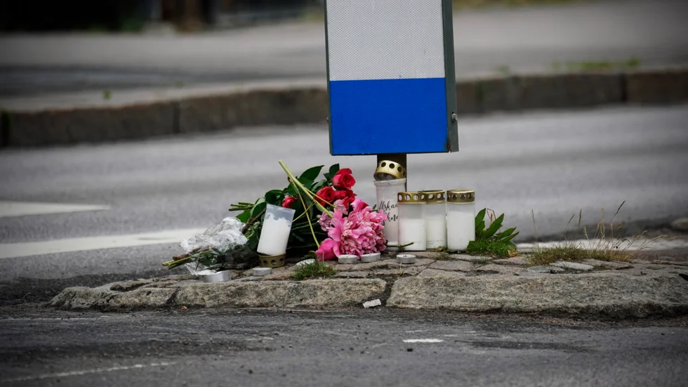 Olyckan inträffade på ett övergångsställe på Kungsvägen i juni förra året. Dagarna efter pryddes platsen av både blommor och ljus.