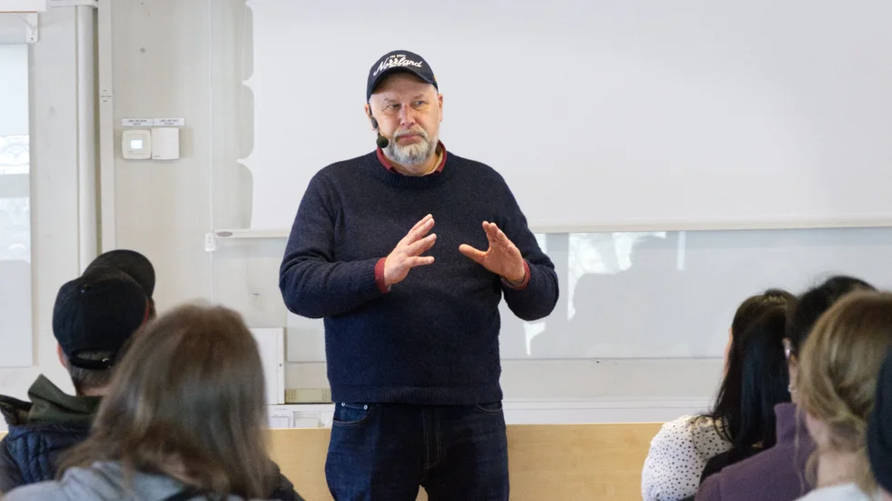 Jonas Sjöstedt (V), EU-kandidat, träffar elever på Sunderby folkhögskola.