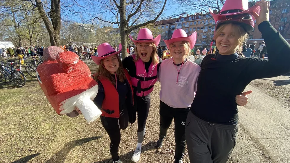 Kvartetten Nora Ranefall, Rebecca Hemlin, Amelie Tapper och Emelie Assarsson på G inför forsränningen, lämpligt skyddade från dagens sol i hattar!