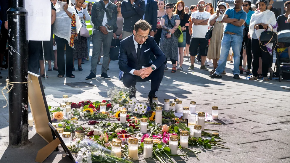 Statsminister Ulf Kristersson (M) under en minnesstund, för den 43-åriga man som dödades vid skjutningen i Farsta i juni i fjol. 