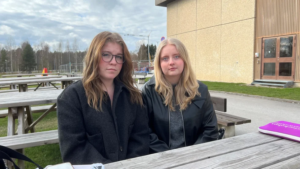 De blivande studenterna Nova Andersson och Vilja Wising är besvikna över att livesändningen på storbildsskärm utanför skolan på studentdagen ska dras in.