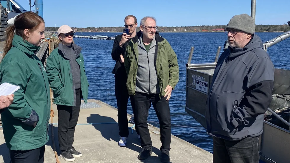 EU-parlamentarikern Emma Wiesner (C) och Tom Sundell i samtal på bryggan vid hans båt Fälön om det akuta och allvarliga strömmingsläget i Östersjön. Emma Wiesner medger att det krävs ytterligare åtgärder för att säkra strömmingens framtid.