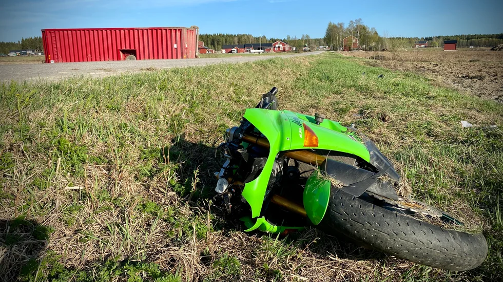 Motorcyklisten, en 23-årig man, åtalas för grov vårdslöshet i trafik samt grov olovlig körning. Sistnämnda bedöms som grovt då han tidigare lagförts för olovlig körning.