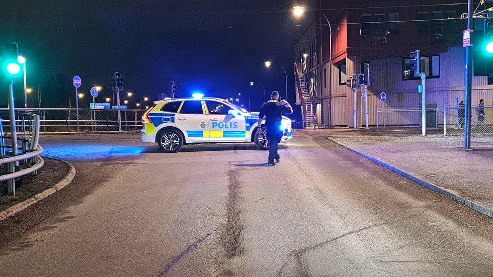 Delar av Grundläggaregatan spärrades av en stund efter skjutningen i Hageby. Polispatruller sökte efter spår i olika delar av stadsdelen på måndagskvällen.
