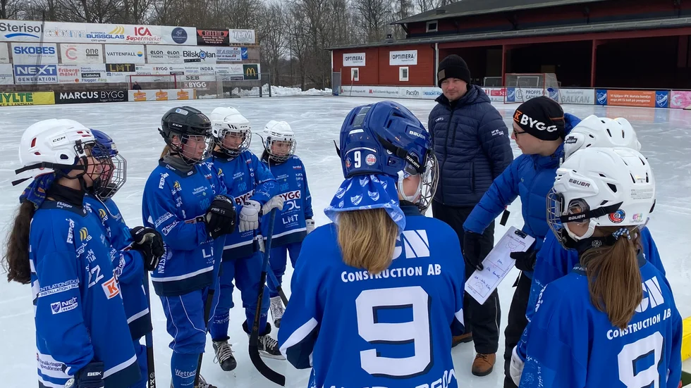 IFK Motalas tränare Eric Ågren lägger upp taktiken inför andra halvlek mot Uppsala. Det var premiär för tjejer i Motalacupen i bandy.