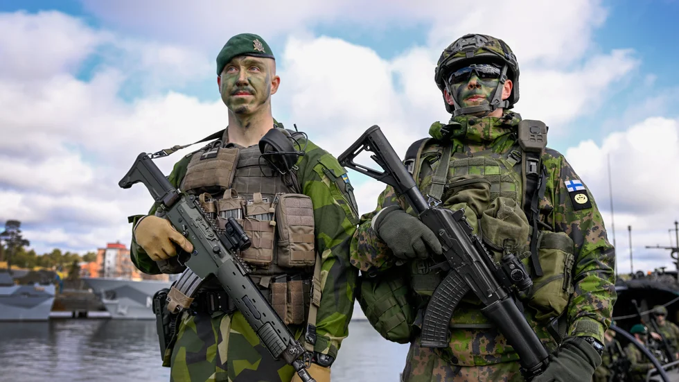 För det första måste vi stärka det europeiska benet av Nato. (Bild från svensk och finsk soldat som samövar under Aurora 23.)
