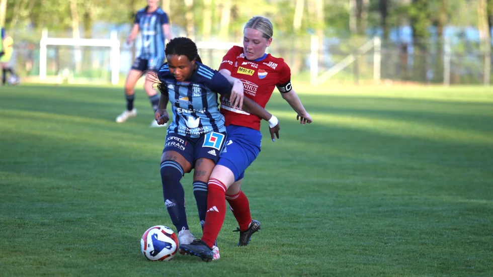 Borens IK:s lagkapten Isa Lindman uppvaktar en Husqvarnaspelare. Motalalaget förlorade med 0-3 och är utslaget ur Svenska cupen.