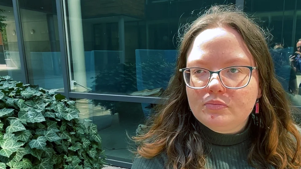 Emelie Nordberg har sett att lagen delvis följs men ingen restaurang har informerat henne om plastens miljöpåverkan.