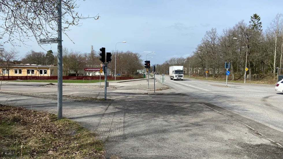 Fröslundavägen utanför Lagersbergsskolan är tämligen hårt trafikerad. Här saknas övergångsställen direkt över till skolan och eleverna hänvisas i stället till tunnlar under vägen en bit från skolan. 