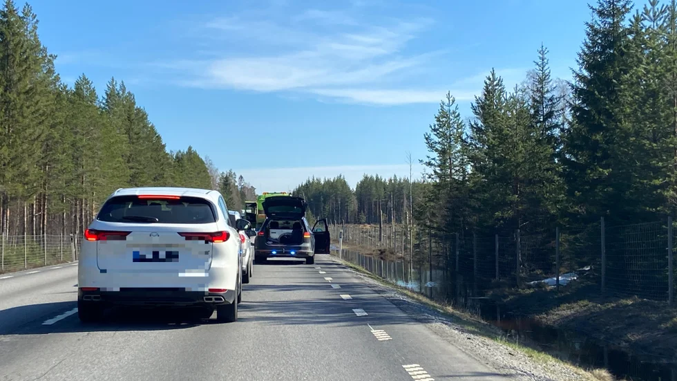 En lastbil ska blockera ett körfält på E4 mellan Bureå och Ljusvattnet under tisdagseftermiddagen.