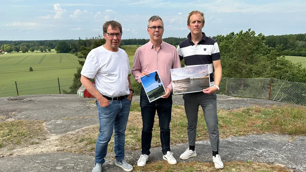 Christer Sundqvist (M), Johan Söderberg (S), kommunstyrelsens ordförande, och Markus Mellstrand, projektledare för infrastruktur på kommunens samhällsbyggnadsförvaltning. Här från utsiktsplatsen Gatstuberg. 