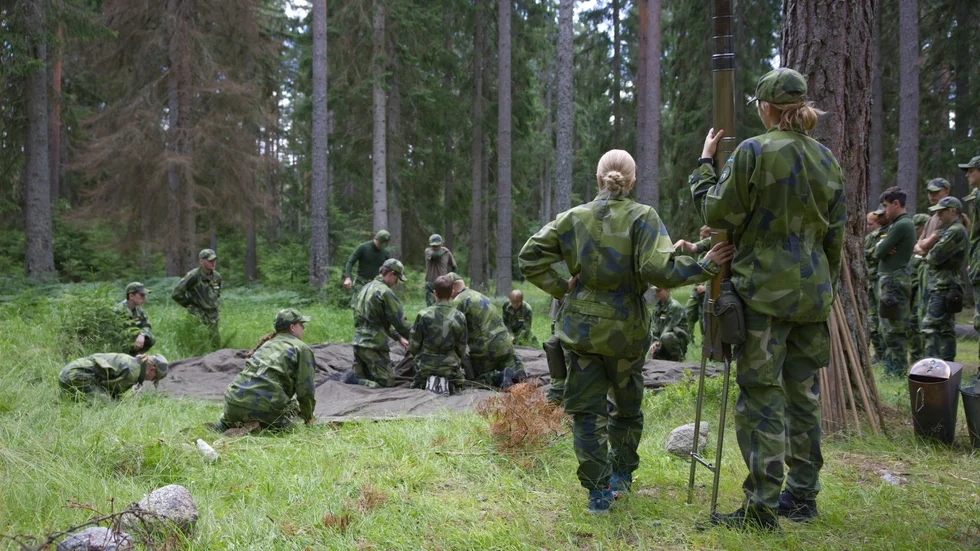Den militära sommarkursen pågår i två veckor och drog igång under förra veckan. Deltagarna bor dessa veckor i kasern (boende för militärer) tillsammans med andra elever. Sista dagen slutar med en middag innan de får träffa sina familjer igen.