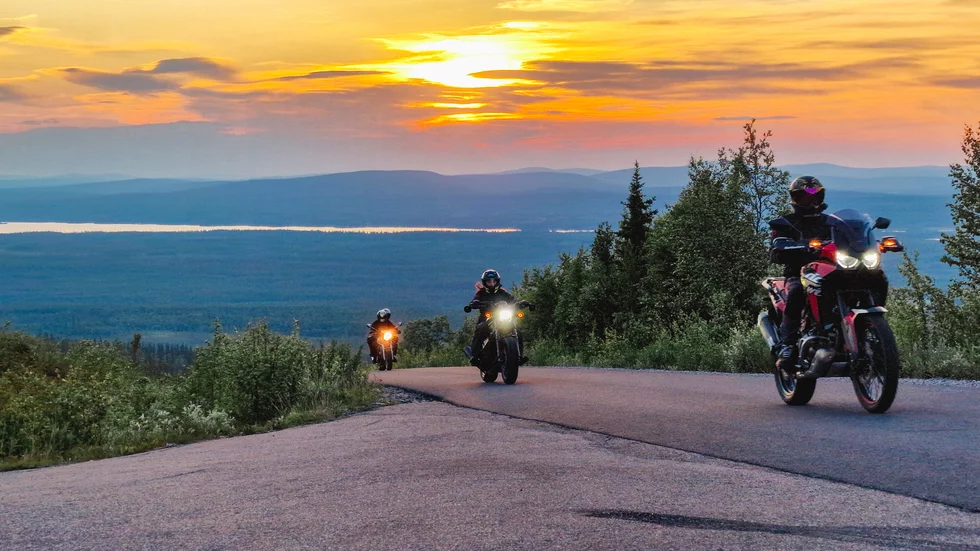 MC-karavanen upp till Dundret vid midnatt är en omtyckt tradition både bland motorcyklisterna och Gällivarebor. Och i fredags visade sig Dundret från sin bästa sida.