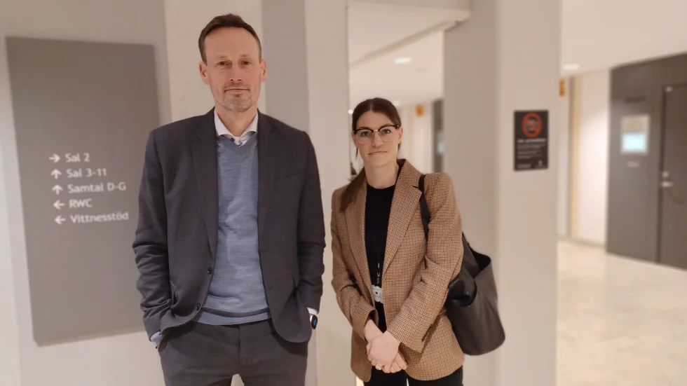Orsaken till att det dröjde flera år innan åtal berodde enligt Sara Berlin på resursbrist. "Polisen var förundersökningsledare", säger hon. Med på bilden är målsägarbiträdet, Jonas Westerlund, som yrkade på skadestånd för de misshandlade männen.