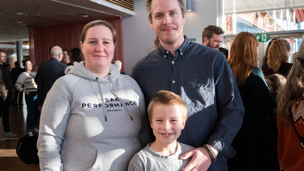 Jonna och Jonas Lindberg med sonen Edvin Lindberg, sju år, är imponerade. "10 av 10 bra. Och coolt", säger Edvin. "Jag tycker de är jättebra", säger Jonna. "Väldigt nervpirrande och roligt", säger Jonas.