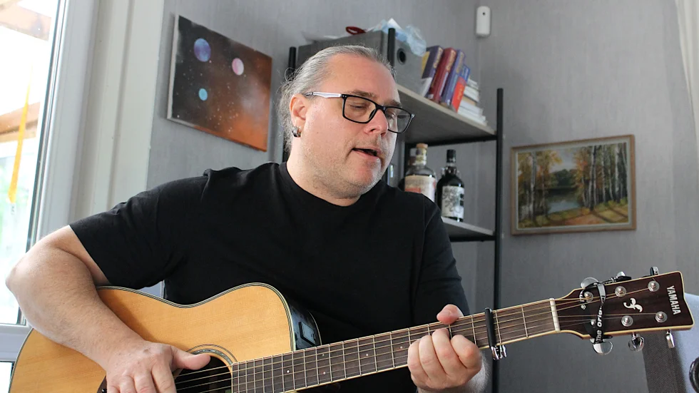 Hjärtinfarkten kunde kostat honom livet. Nu går Palle Lööf vidare, bland annat genom musiken.