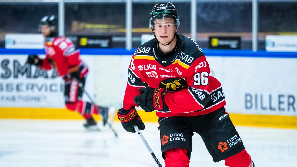 Luleå Hockey saknar Anton Levtchi och Linus Omark i matchen mot Örebro. Pontus Andreasson får därmed två nya lekkamrater i sin kedjeformation.