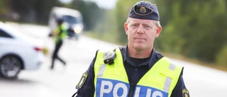 Polisen rasar – mot trafikanternas blinkningar
