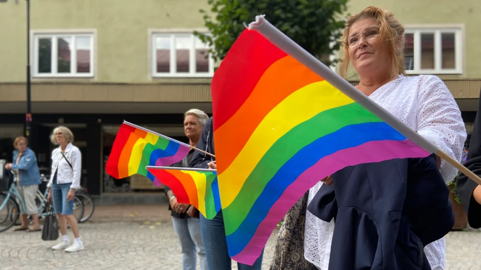 Flera Katrineholmare anslöt sig till tunneln på Köpmangatan för att se vad det var för överraskning som väntade, därbland Charlotta Lockwall som hade med sig en egen flagga. 
