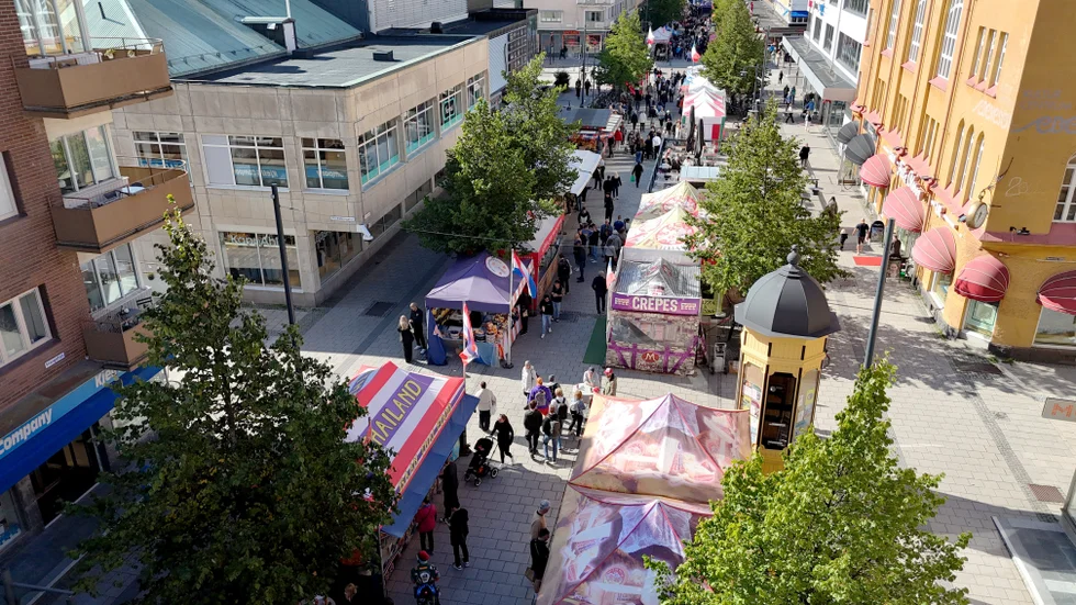 Storgatan i Luleå fylldes av nyfikna människor och spännande dofter under matfestivalens första dag.
