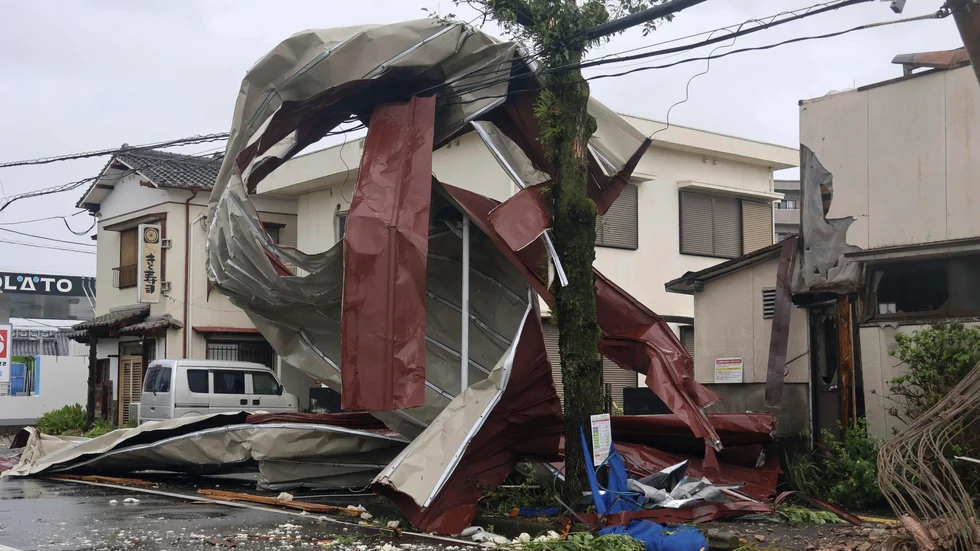 En metalkonstruktion som blåst iväg under tyfonen har fastnat i en elledning i Miyazaki på den japanska ön Kyushu.
