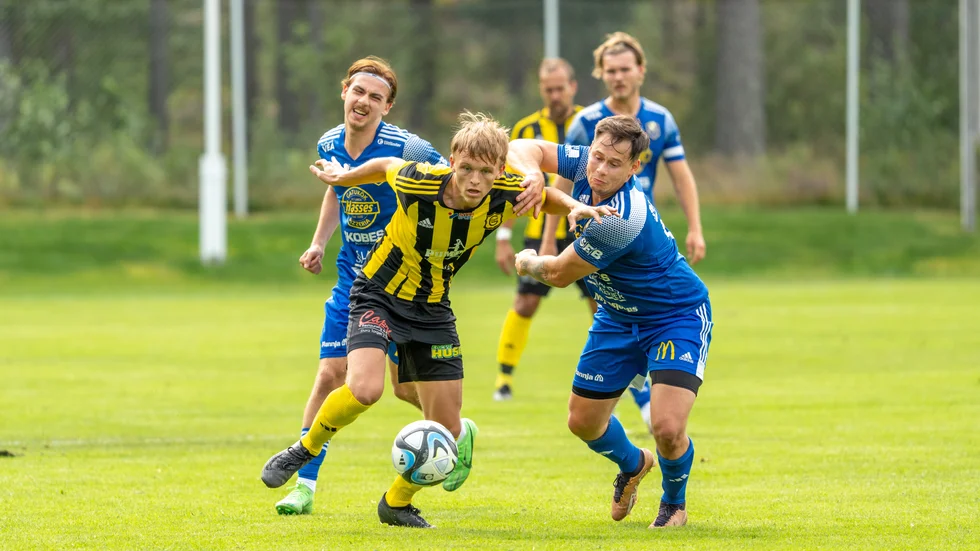 Det har varit på gång ett tag. Nu uppges det vara klart. Melker Johansson lämnar Gullringens GoIF för lokalrivalen Vimmerby IF.