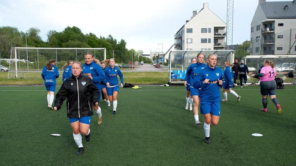 Antalet lag i de högre serierna har minskat de senaste fem åren. IFK Nyköping spelade i division 1 för några år sedan men har numera damlag i division 3 och 4.
