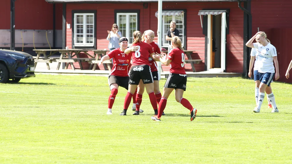 Äntligen fick Tjusts damer ta tre poäng och sjunga segersång när P18 IK besegrades på Tjustvallen med 2-1.