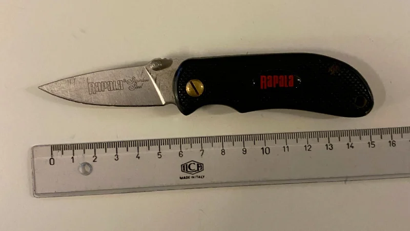 59-åringen hade med sig en kniv i bilen. (Bilden är hämtad ur förundersökningen.)  