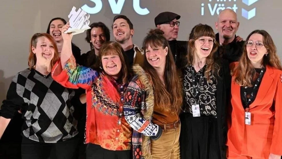 Norrköpingsgänget jublar vid prisutdelningen på Göteborgs filmfestival. Deras film "En hjältes död" fick det stora kortfilmspriset Startsladden.