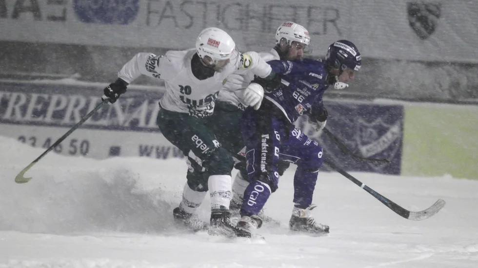 IFK Motalas Patrik Spångberg uppvaktas av bland andra Hammarbys David Brodén. IFK var det bättre laget i boll-letning i snön och vann med 6-1. En bra seger inför kvalserien.
