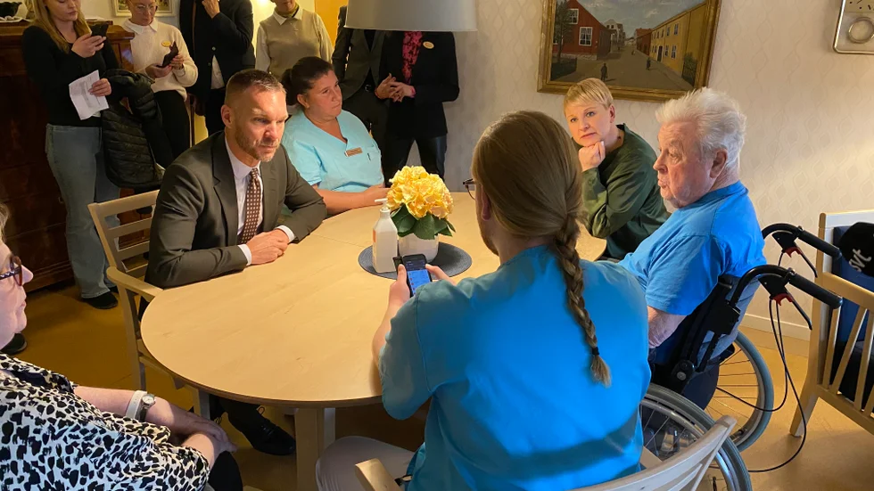 Erik Slottner (KD) och Anna Tenje (M) fick en stund att samtala med Johannes Ström och Dzenita Muhic ur personalen, samt brukarna Kjell Asplund och Ragna Stener. 